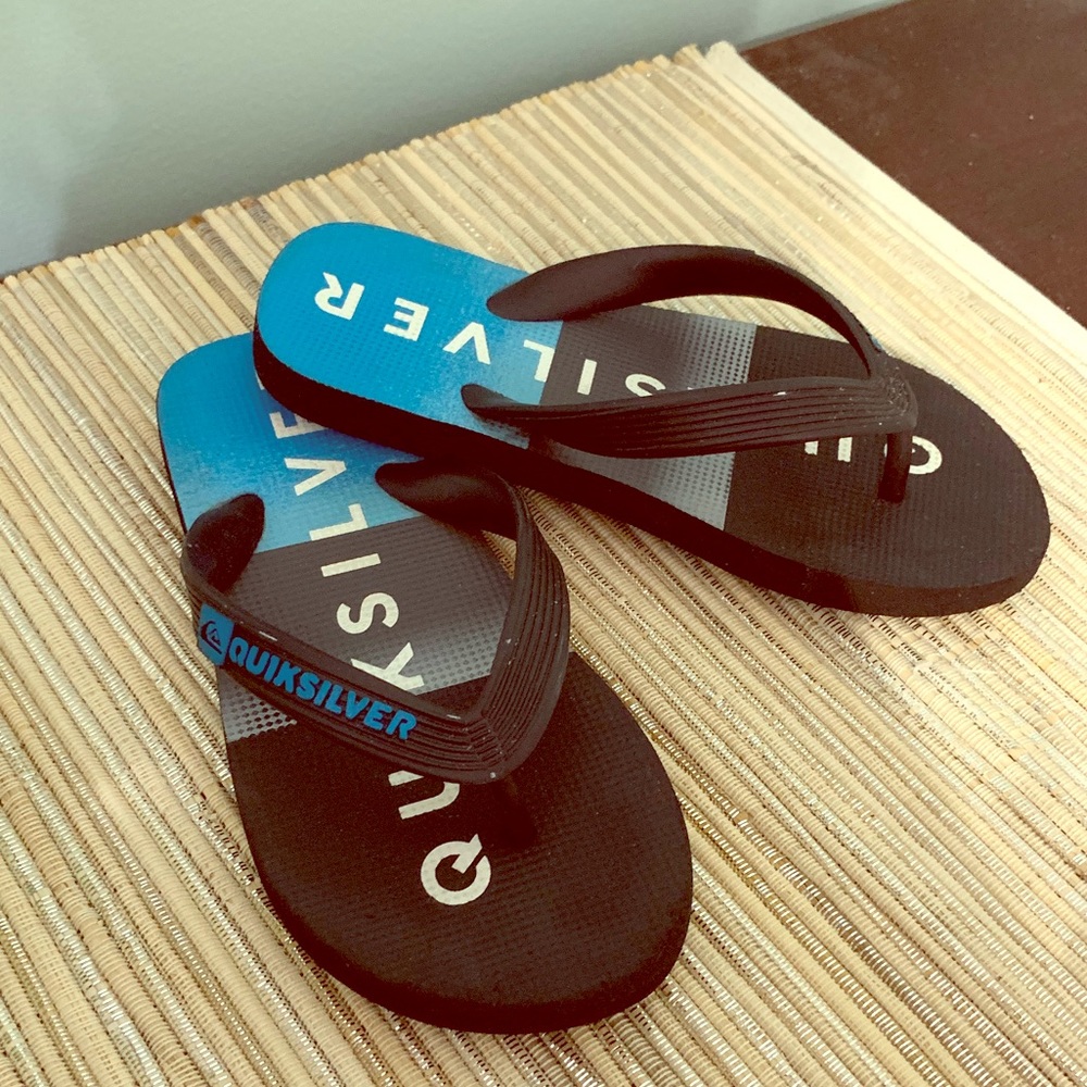 Boys Sz 13/1 Quicksilver flip flops 🌊